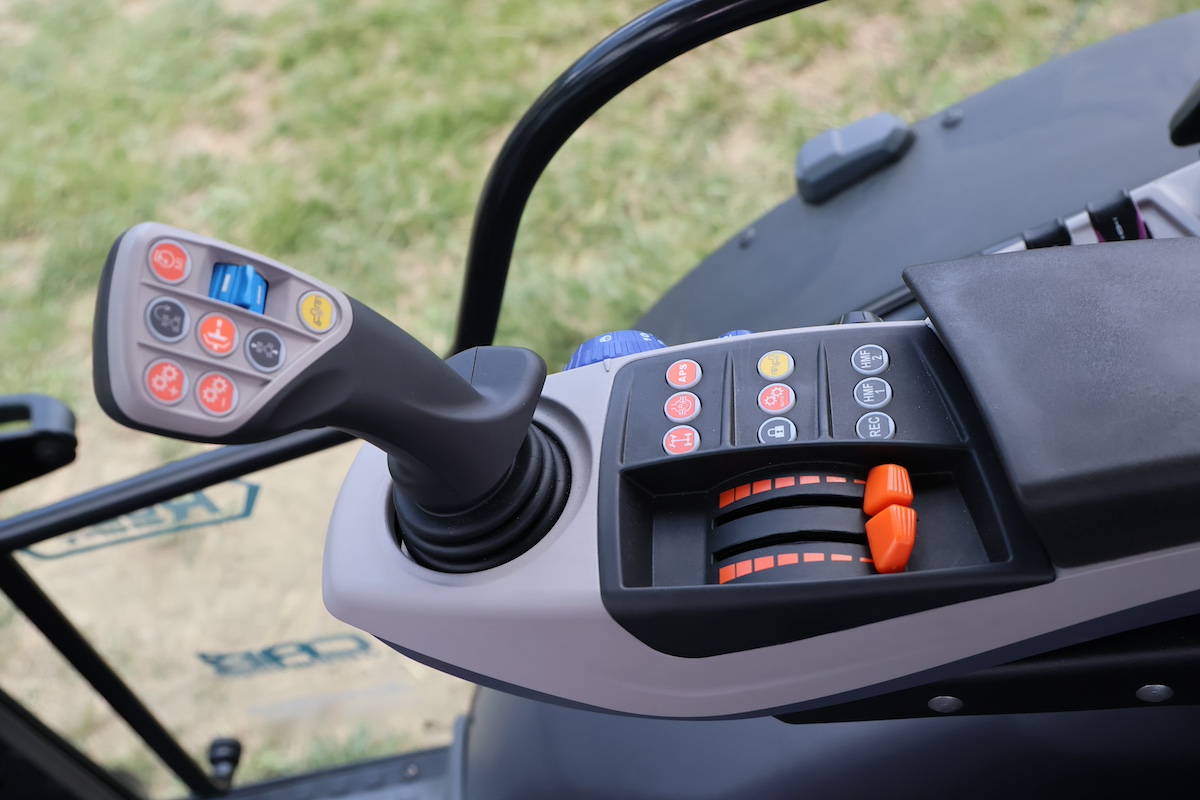 Dettaglio del joystick multifunzione SmartPilot Plus sul Landini Rex 4-120 GT Roboshift Dynamic